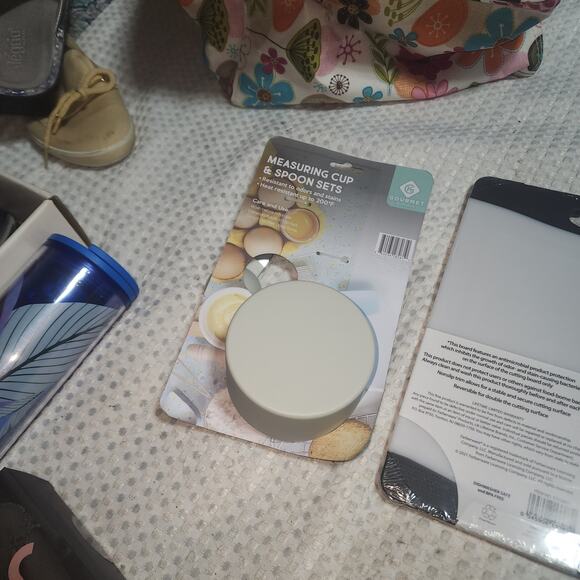 FARBERWARE NWT CUTTING BOARD & MEASURING CUPS SET - Picture 4 of 6